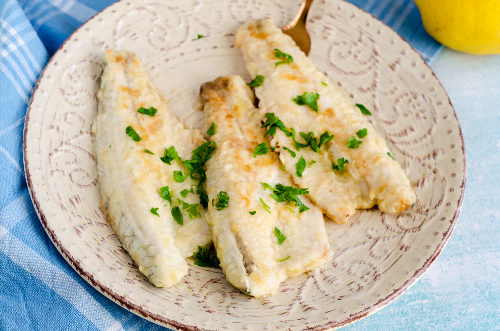 Filetes de lubina en sartén al vino blanco