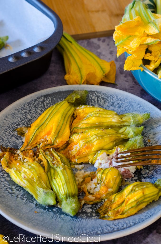 Flores de calabacín rellenos de ricotta y mortadela al horno