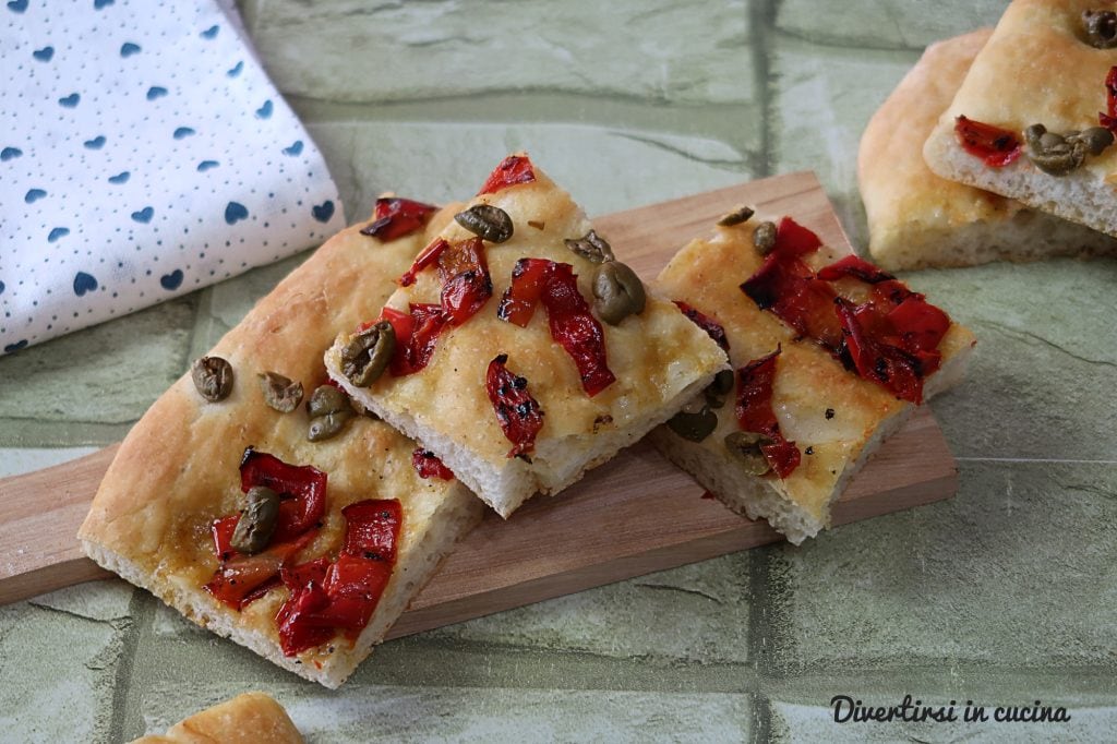 Focaccia con pimientos y aceitunas