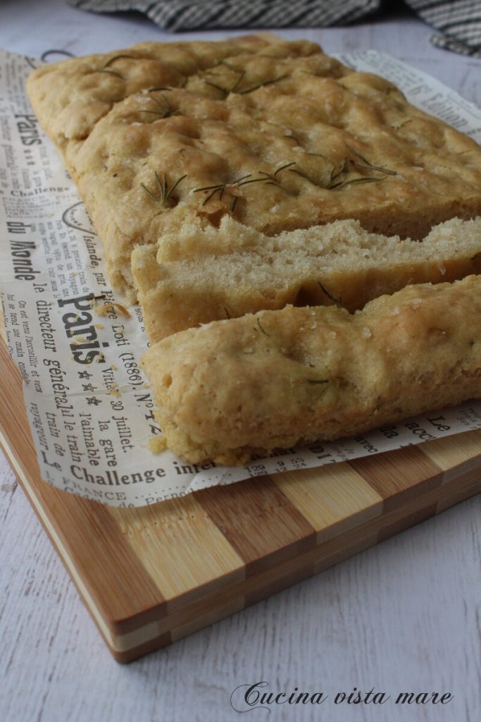 Focaccia de romero y bebida de almendra Cocina vista al mar