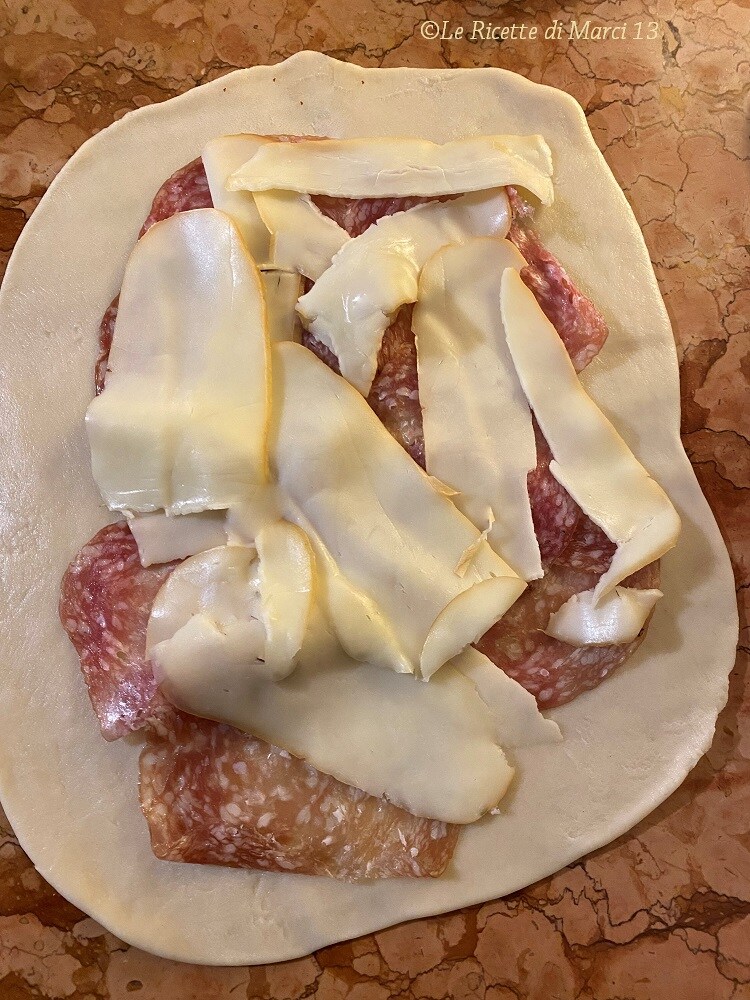 Focaccia rápida en sartén relleno salami
