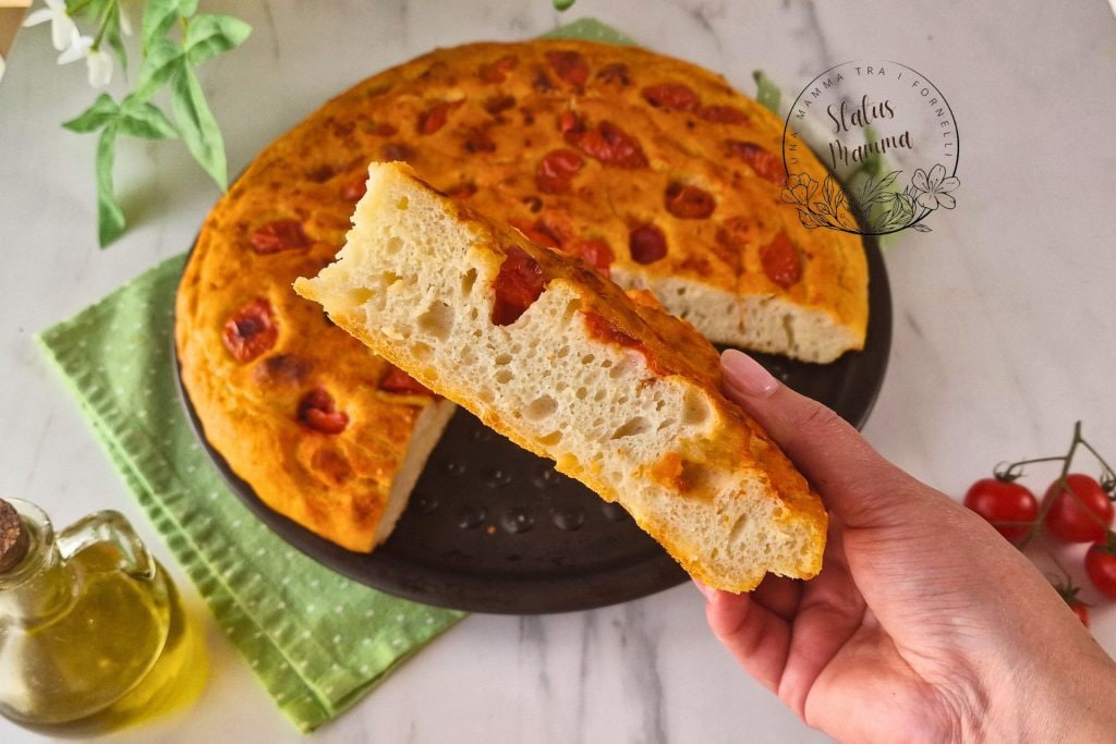 Focaccia suave con copos de patata: la receta fácil y rápida hecha en casa