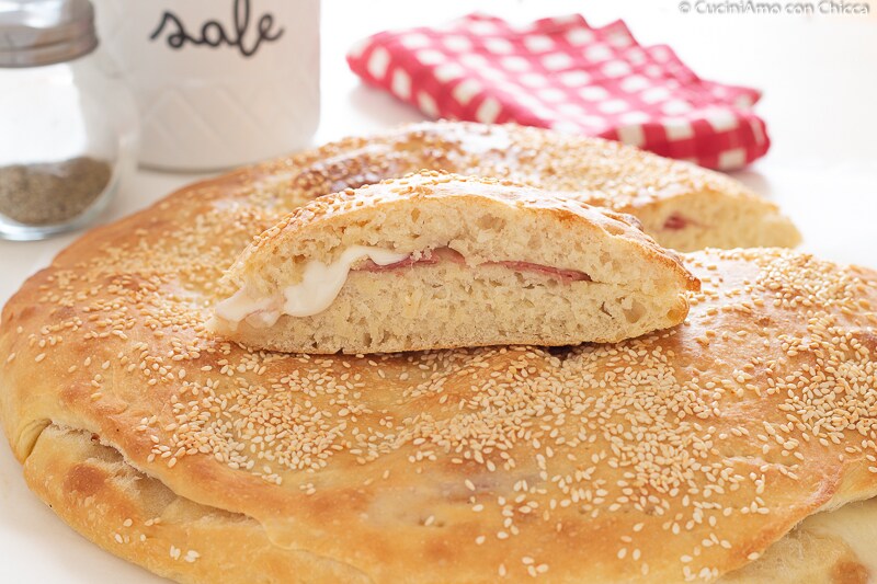 Focaccia suave con jamón y queso