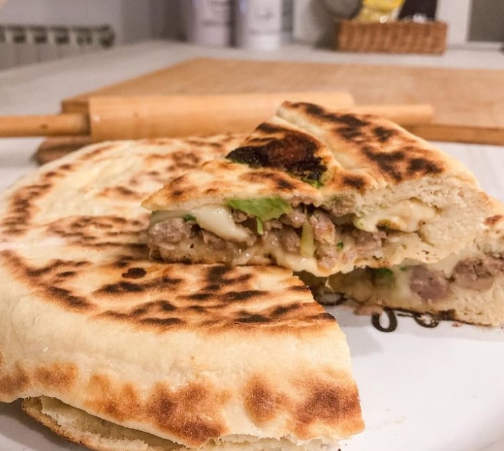 Focaccia en sartén con salchichas y brócoli
