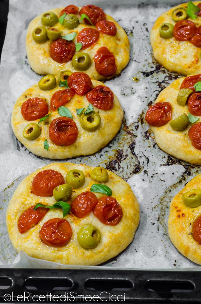 Focaccias con tomatitos y aceitunas