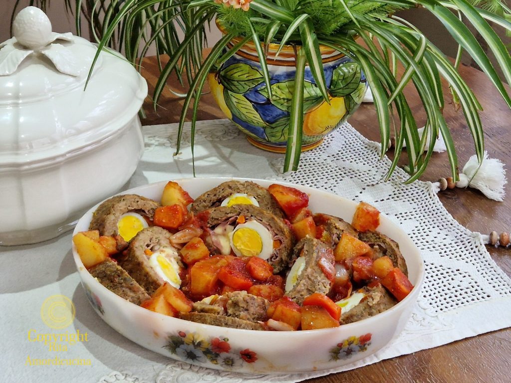 El pastel de carne con salsa y patatas