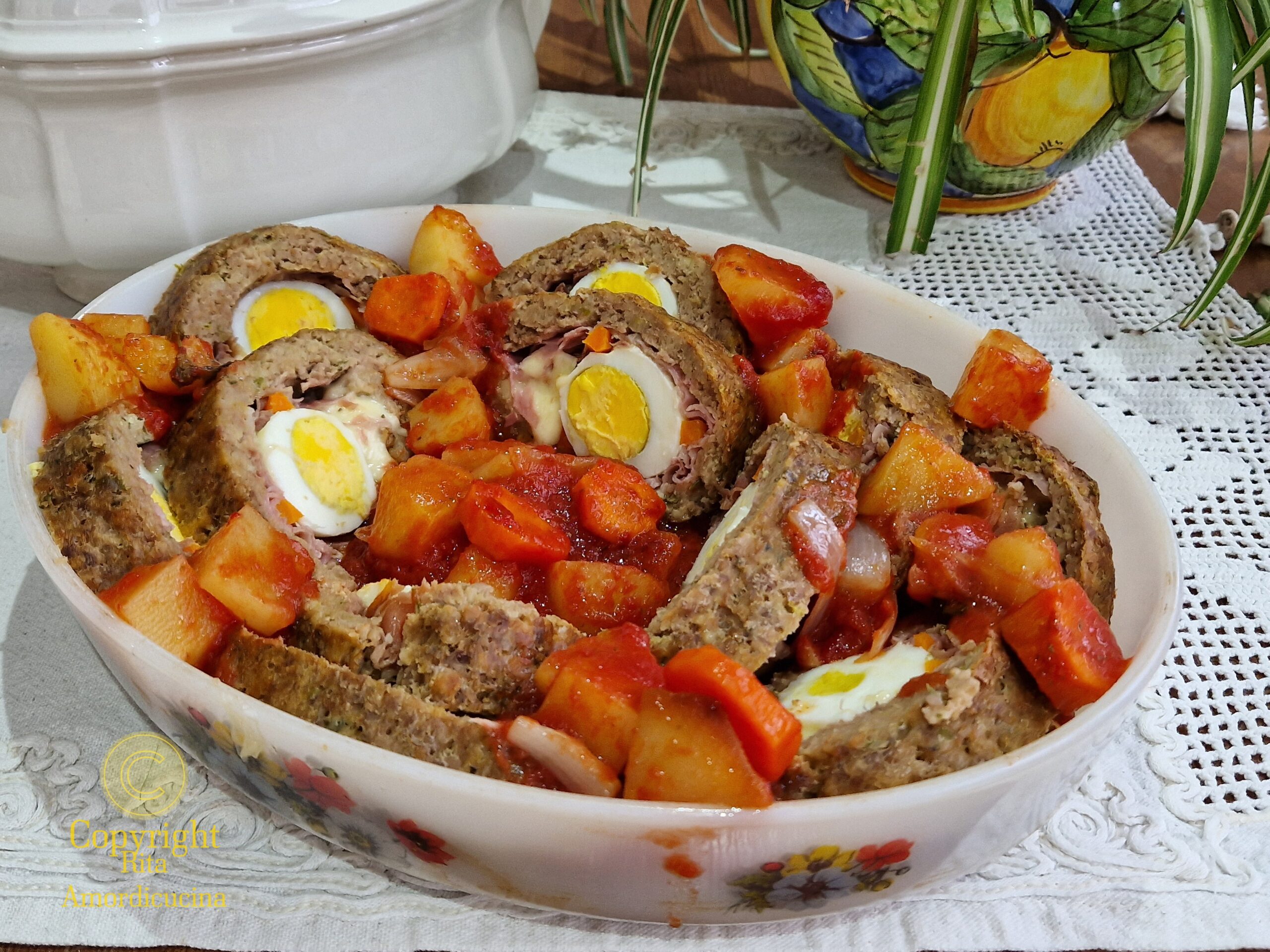 El pastel de carne con salsa y patatas