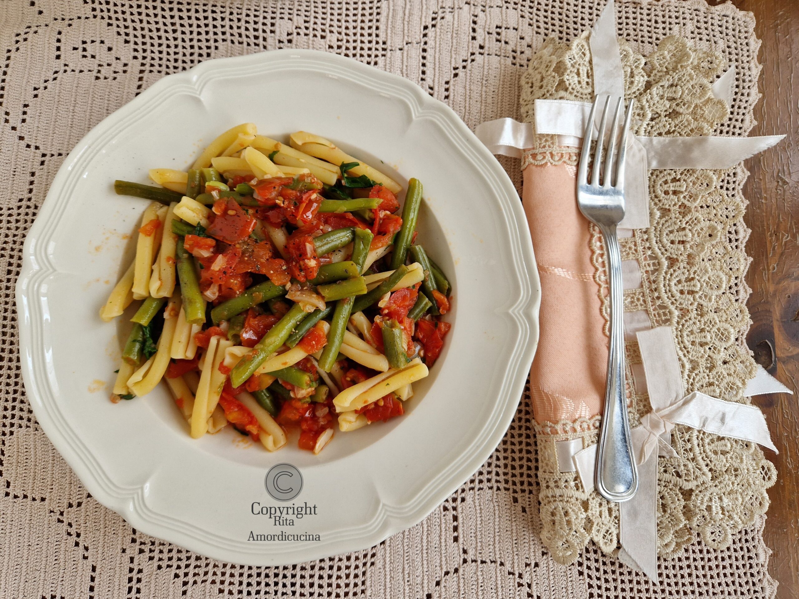Pasta con judías verdes y tomate a la siciliana