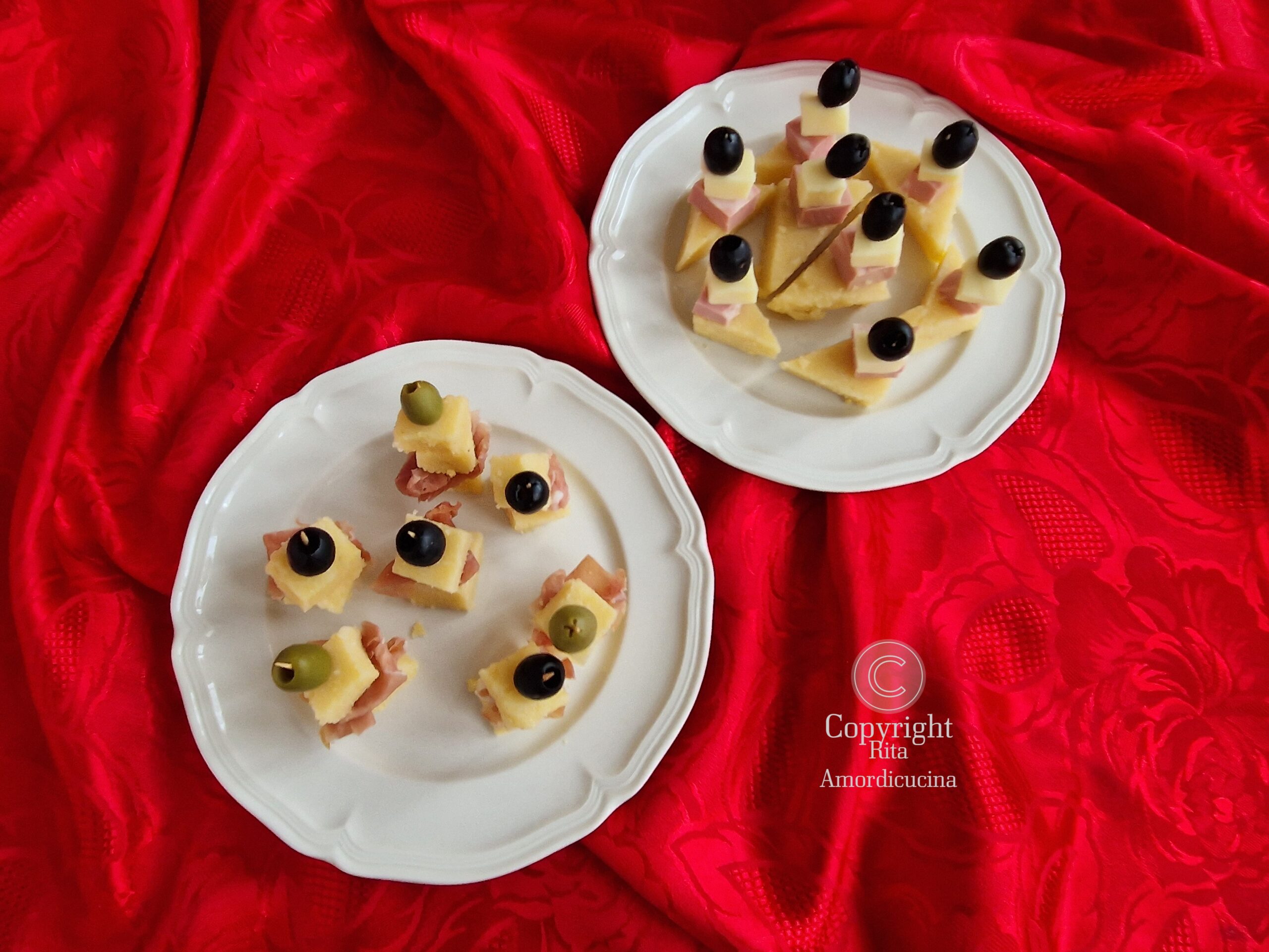 Los aperitivos de polenta con embutidos y queso