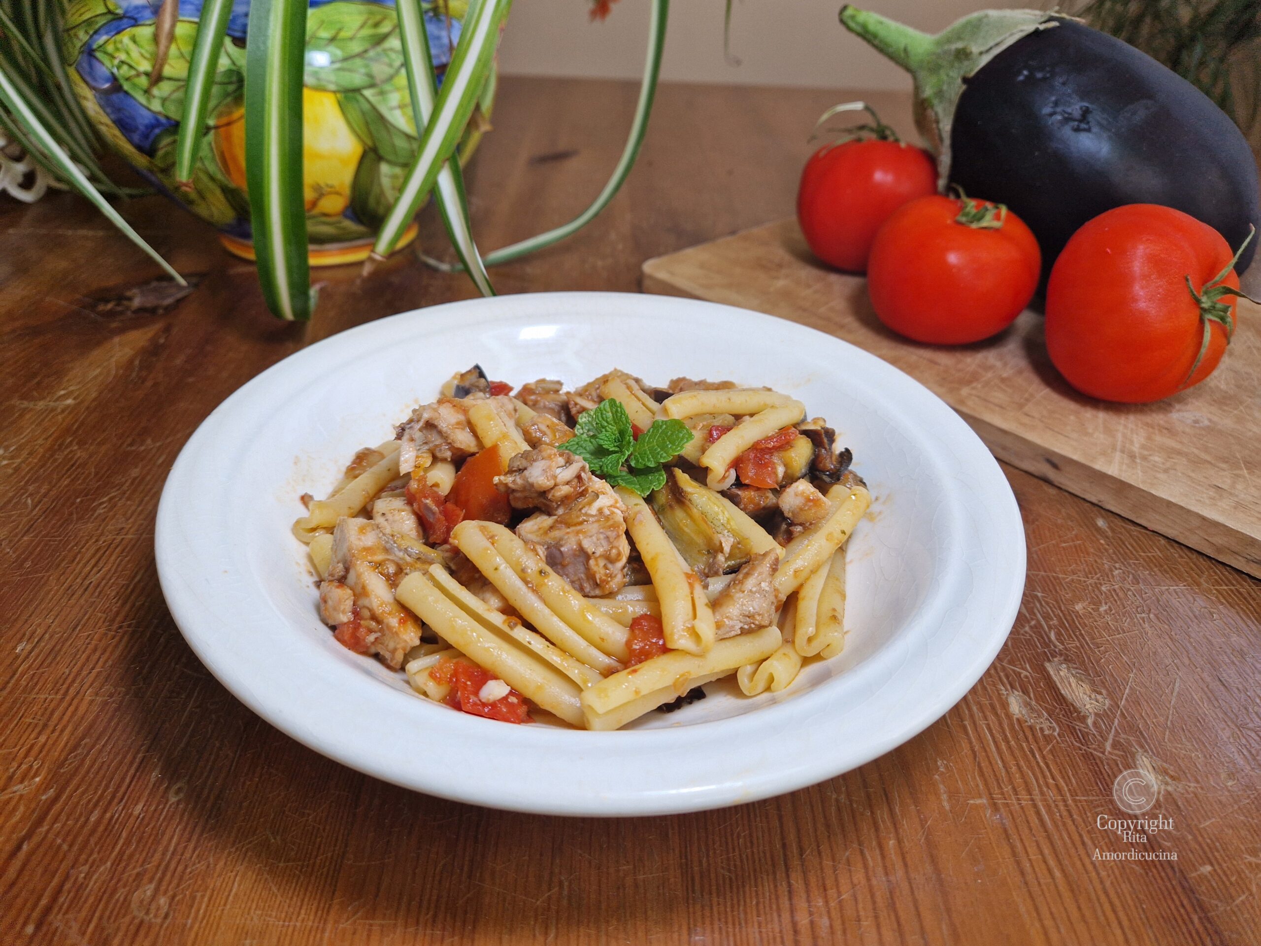 Pasta con pez espada, tomates cherry y berenjenas