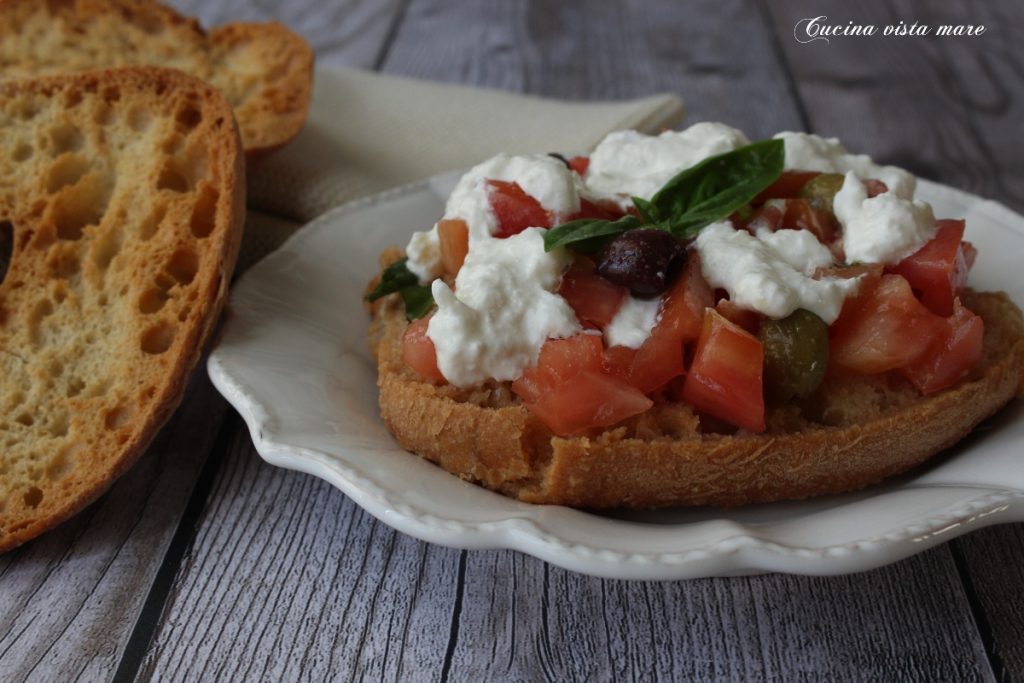 Friselle con tomates y burrata Cocina vista al mar