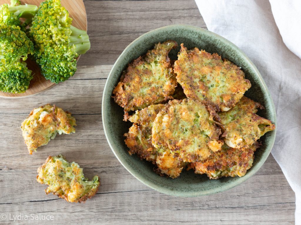 buñuelos de brócoli y feta