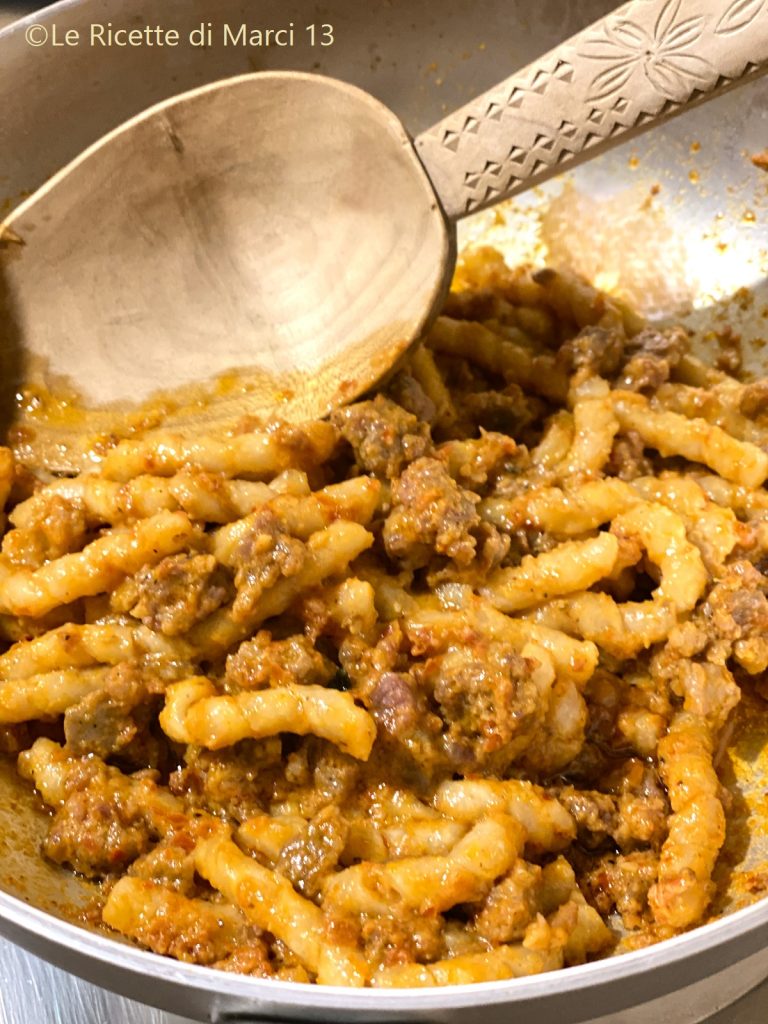 Fusilli frescos con salchicha y pesto de tomates secos