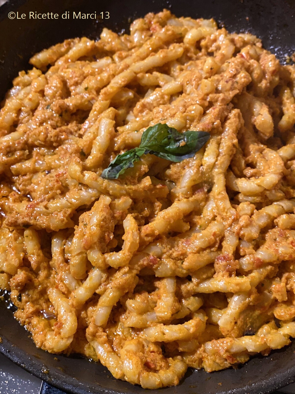 Fusilli frescos con salchicha y pesto de tomates secos. Plato principal fácil y rápido