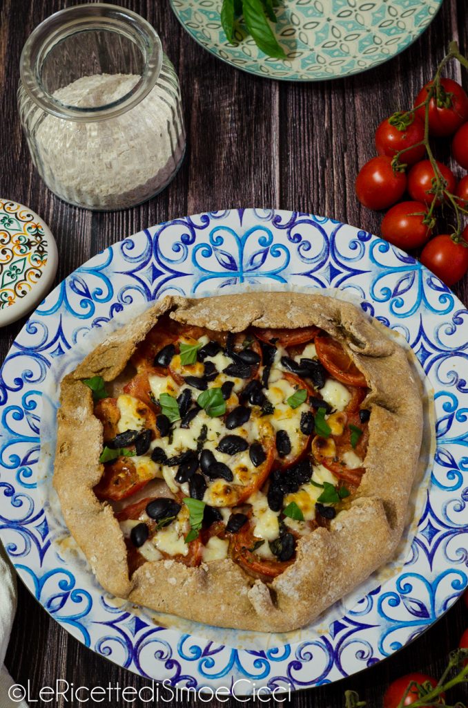 Galette salada integral con tomates y queso fresco