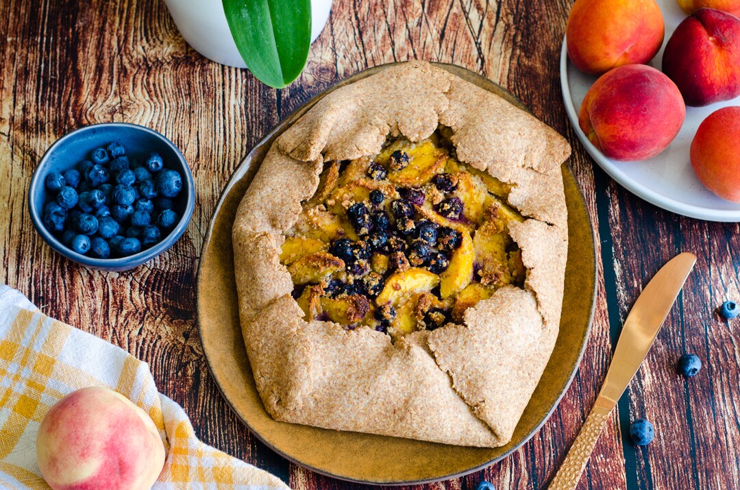Galette integral sin azúcar con melocotones y arándanos