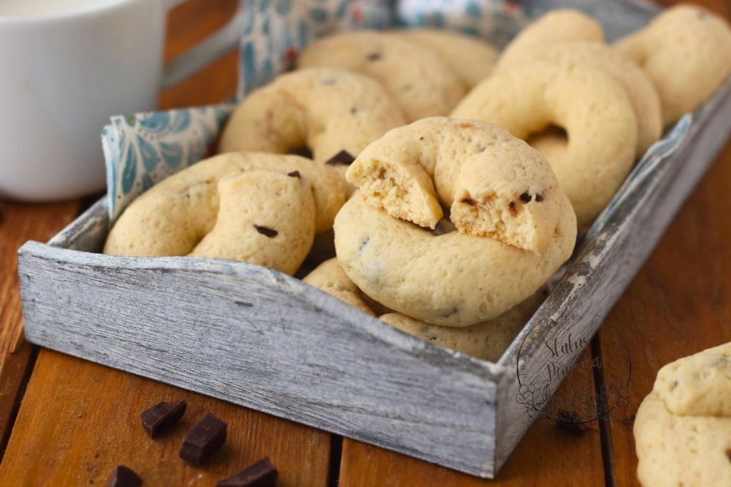 Galletas Rústicas Suaves: Un Dulce Abrazo de Nata y Chocolate