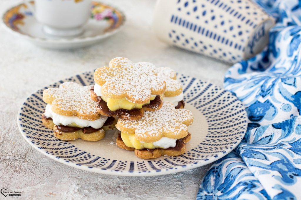 Galletas de masa quebrada con nutella y crema
