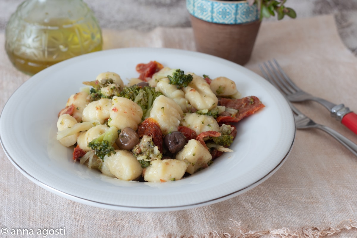 Gnocchetti con brócoli y tomates secos