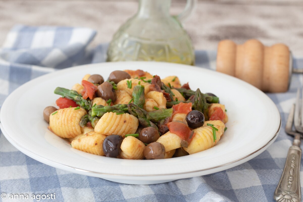 Gnocchi con espárragos, aceitunas y tomates cherry