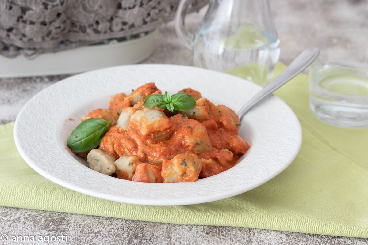 Gnocchi de alubias y albahaca con salsa