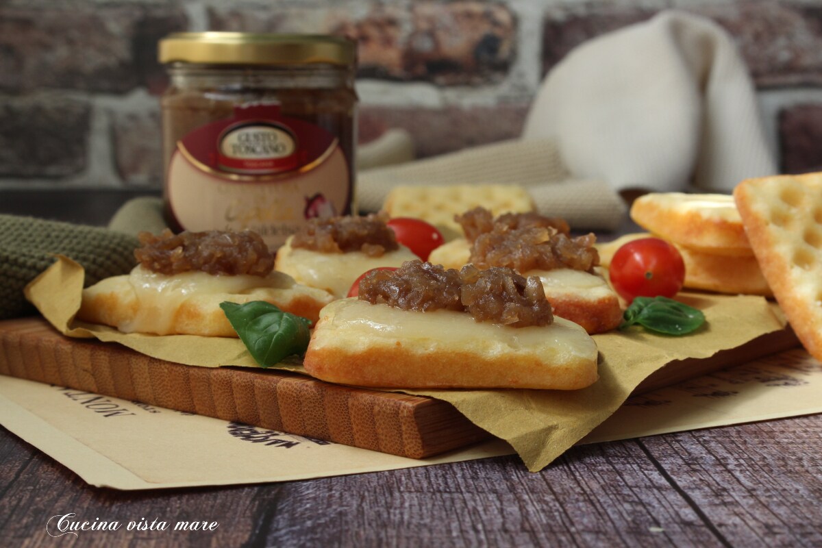 Gofre con asiago y mermelada de cebolla