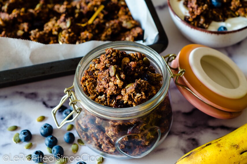 Granola casera con plátano y mantequilla de cacahuete