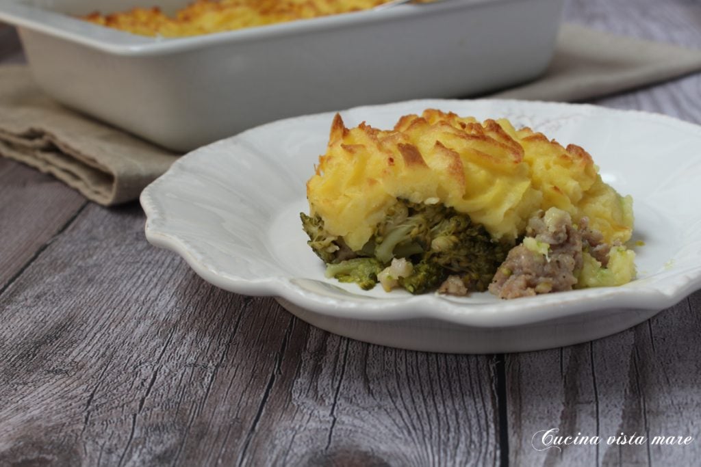 Gratén de patatas con brócoli y salchicha Cocina vista al mar