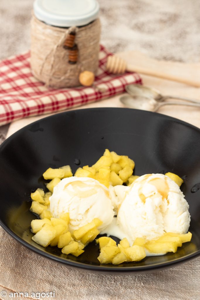 Helado de Gorgonzola con Manzanas caramelizadas