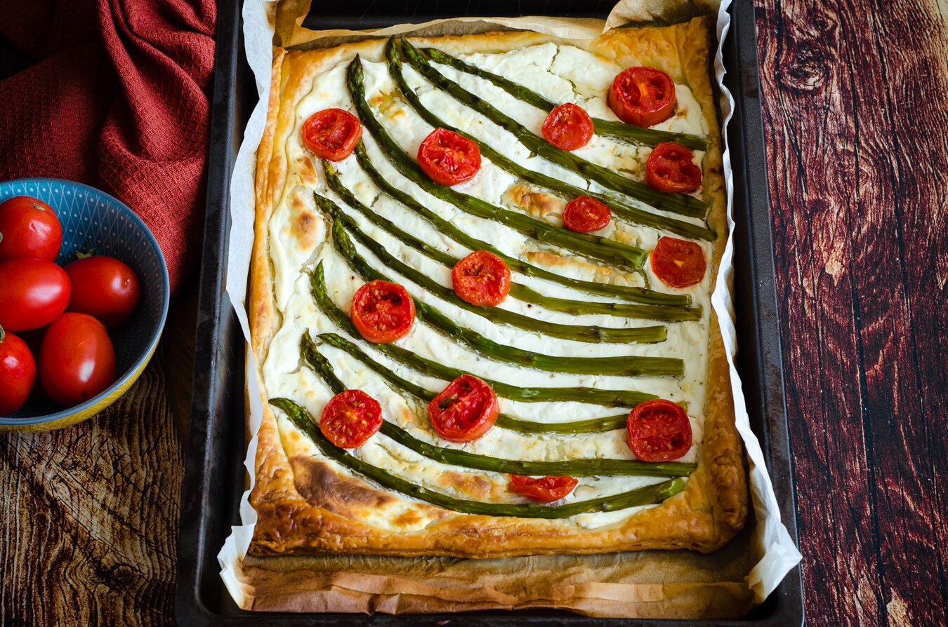 Hojaldre con espárragos y tomates cherry