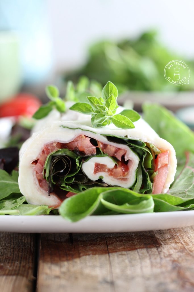 rollo relleno de mozzarella con tomate lechuga y jamón con el hojaldre de mozzarella hecho en el microondas