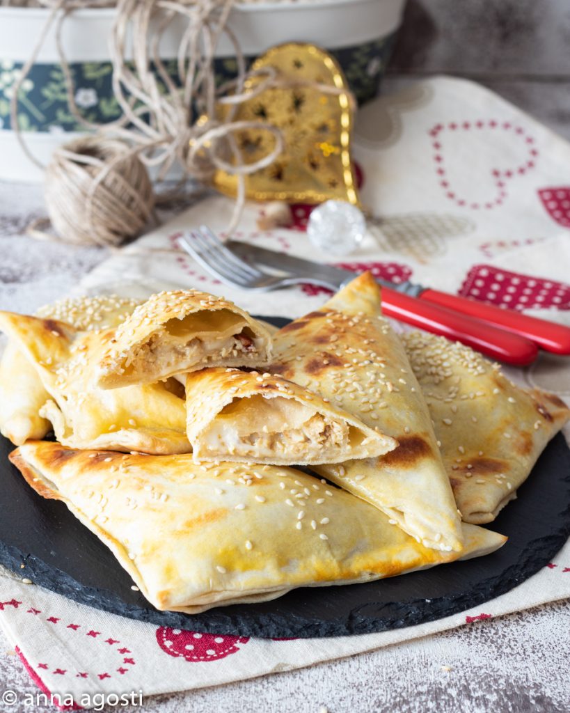 Hojaldres de pollo con nueces y masa loca