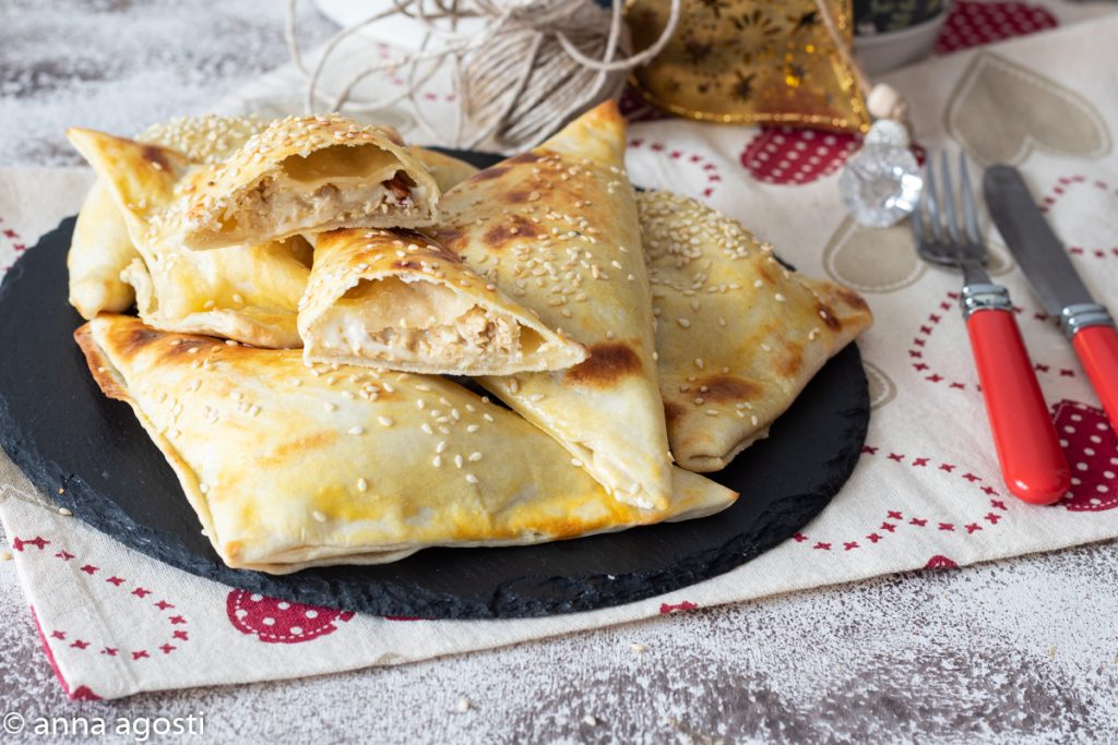Hojaldres de pollo con nueces y masa loca