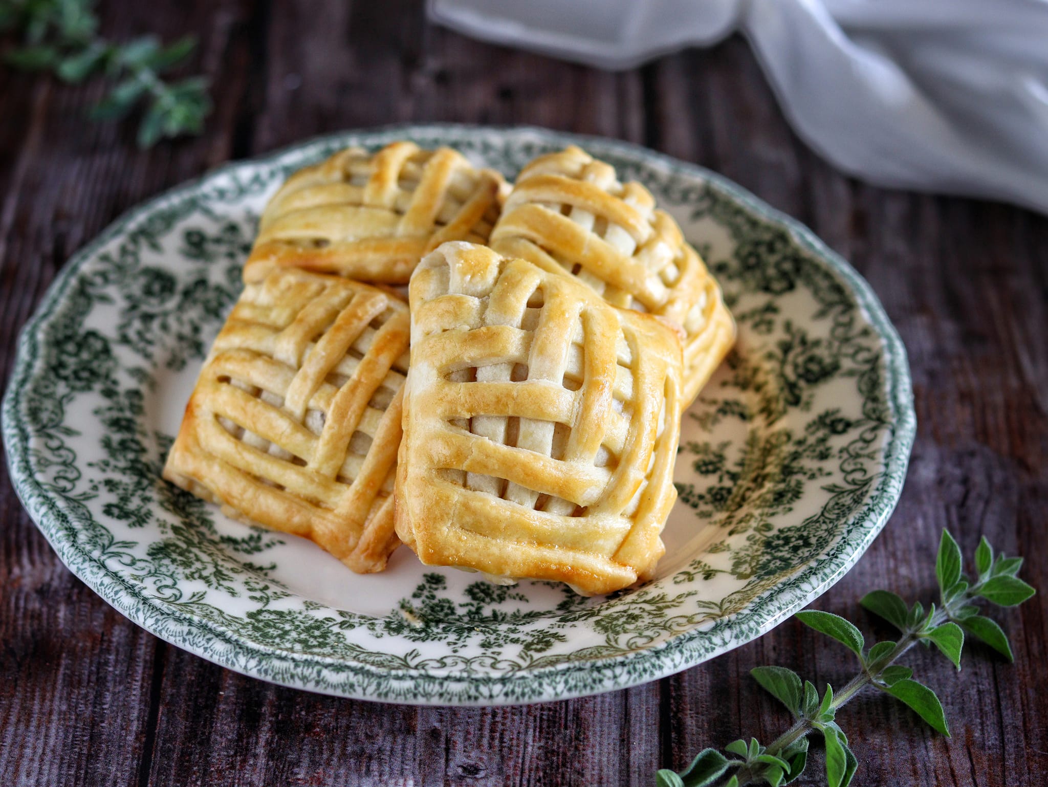 Hojaldres trenzados de masa brisa (rellenos de salami y queso)