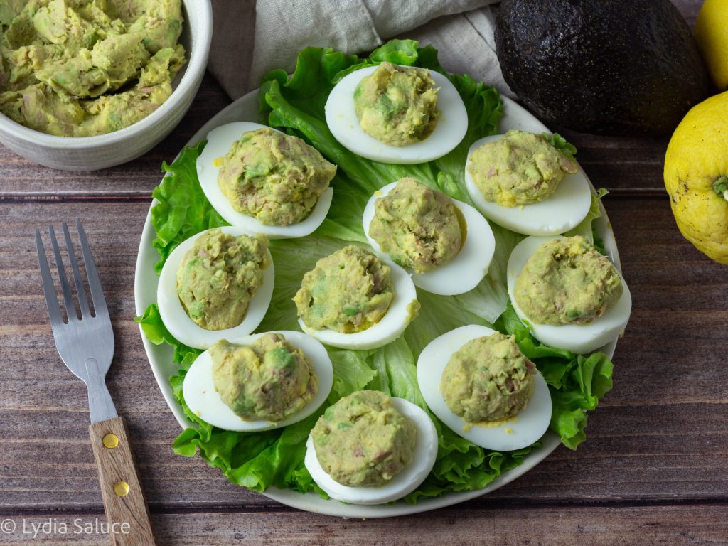 Huevos rellenos de atún y aguacate