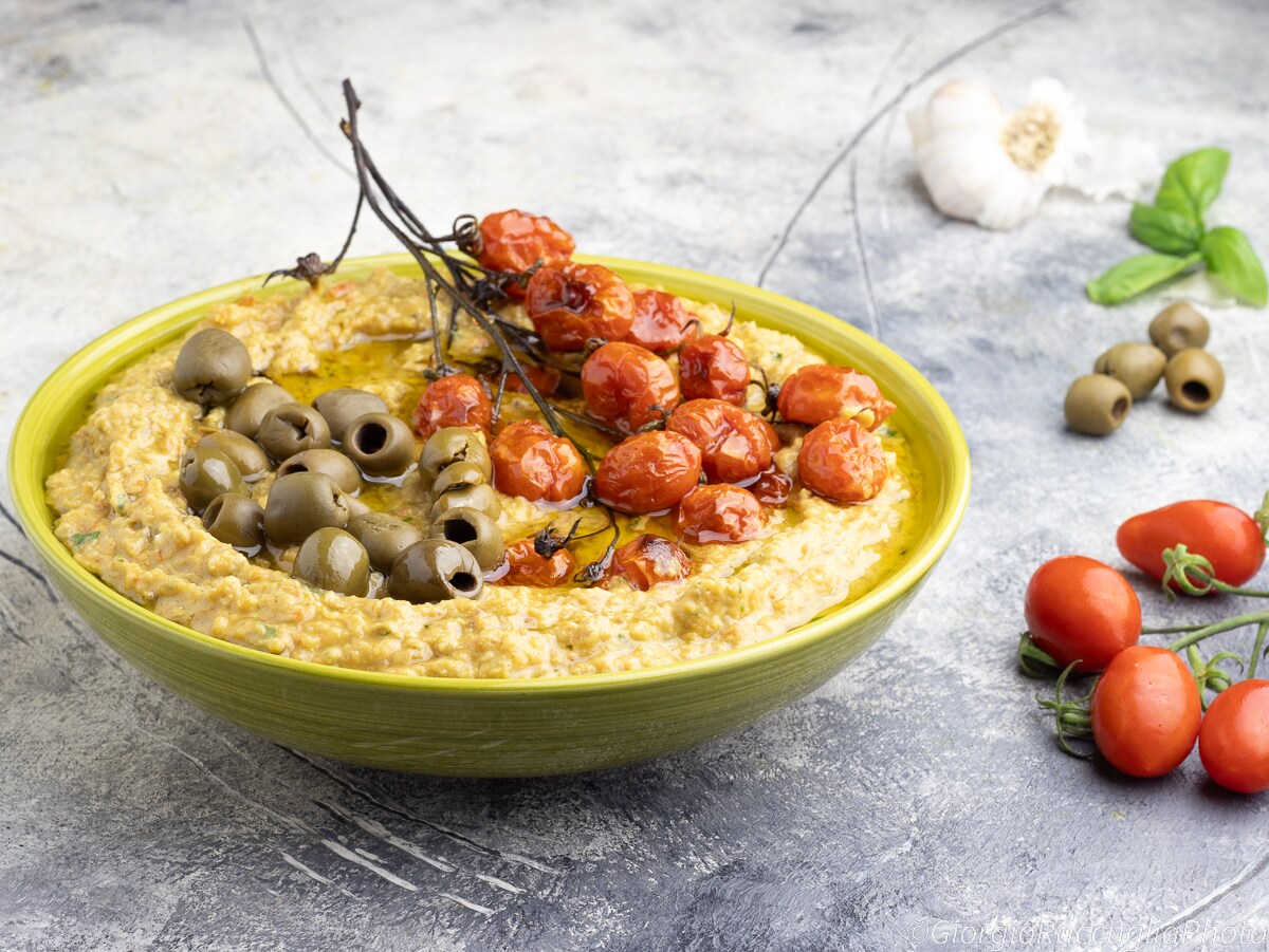 Receta de hummus con tomates cherry y aceitunas