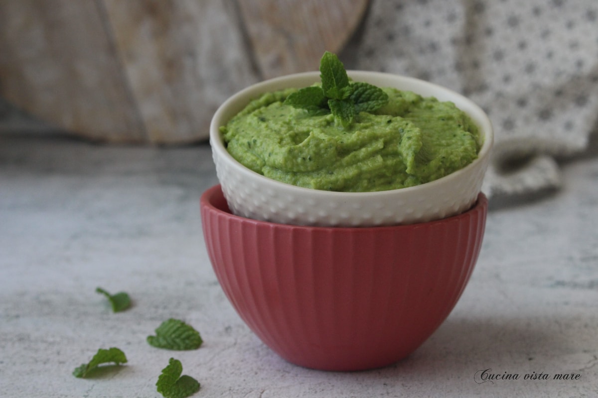 Hummus de guisantes y calabacines