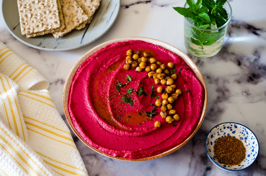 Hummus de remolacha, colorido y saludable, perfecto para entrantes y aperitivos.