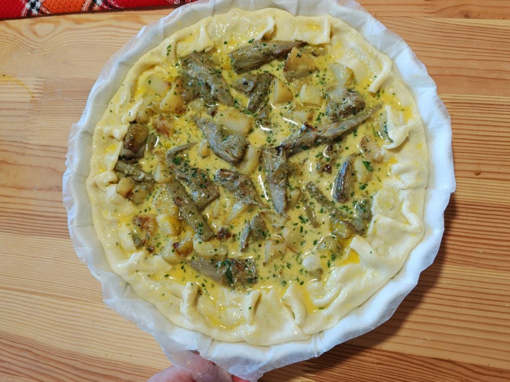 Tarta salada con alcachofas