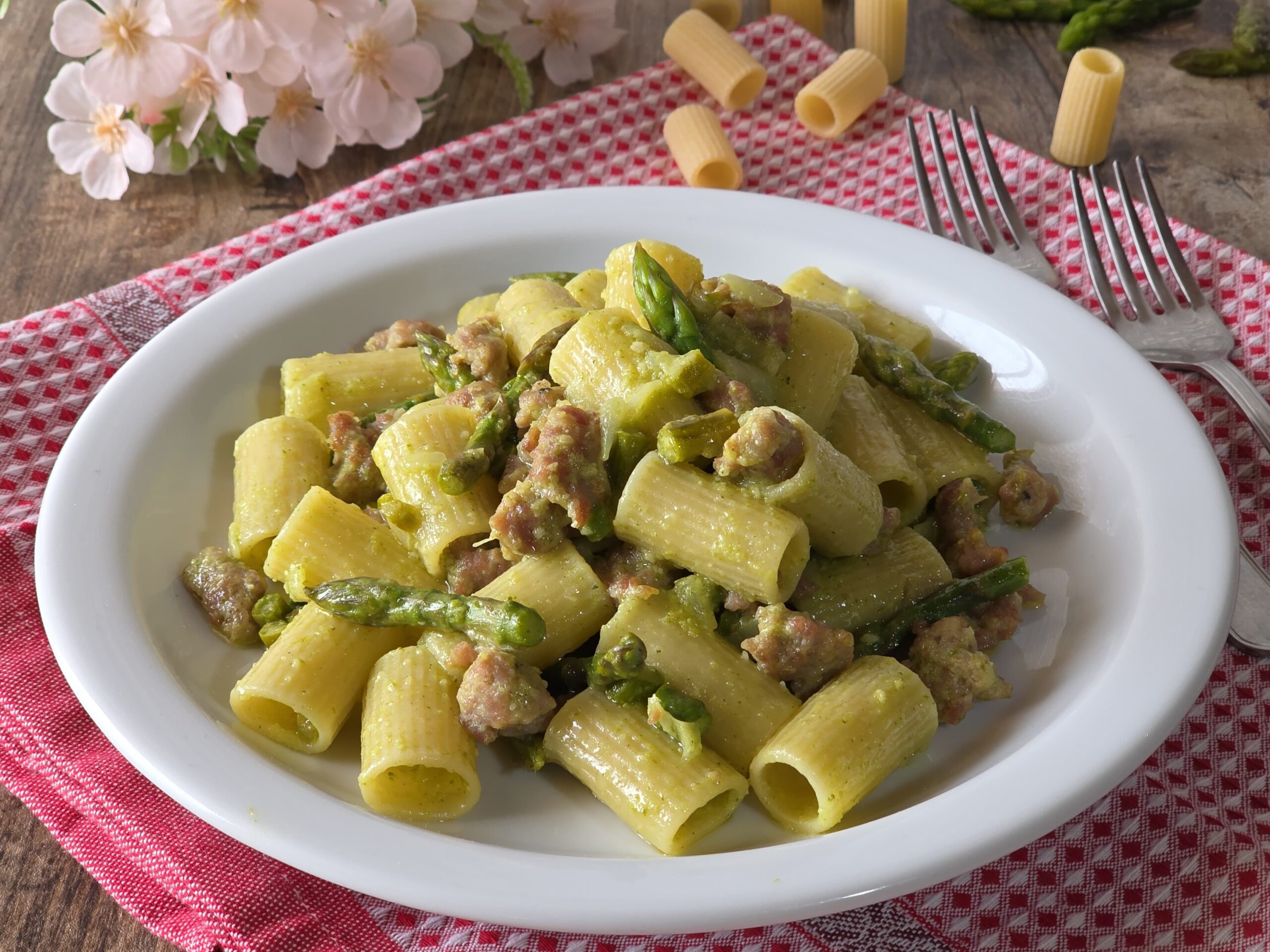 Pasta con espárragos y salchicha