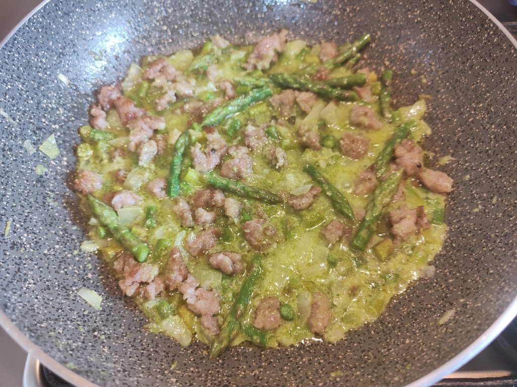 Pasta con espárragos y salchicha