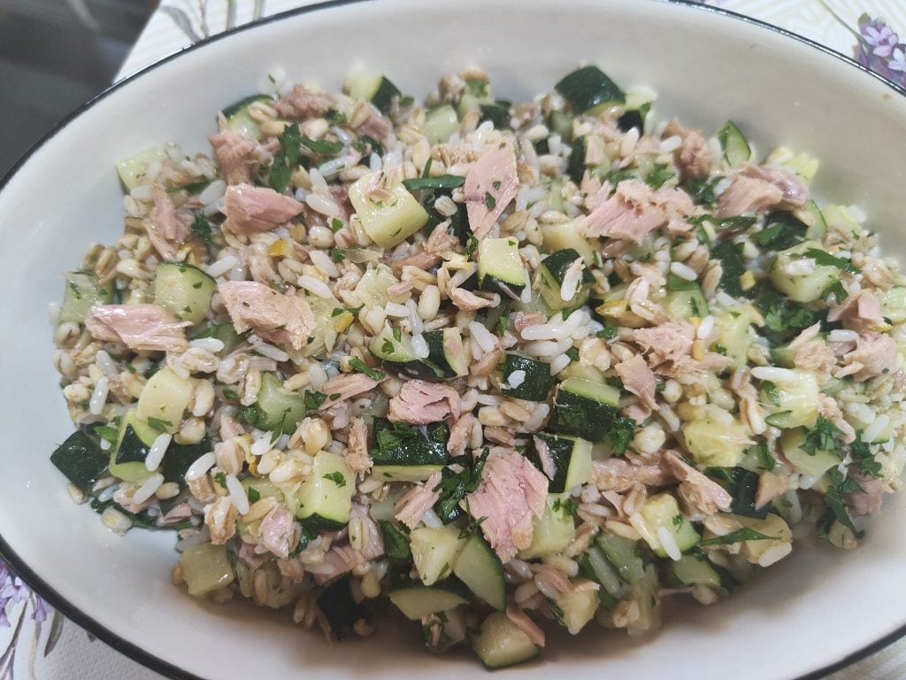 Ensalada de arroz con calabacines y atún lista en solo veinte minutos.