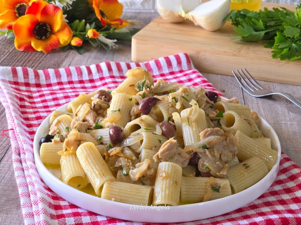 Pasta con atún y cebolla