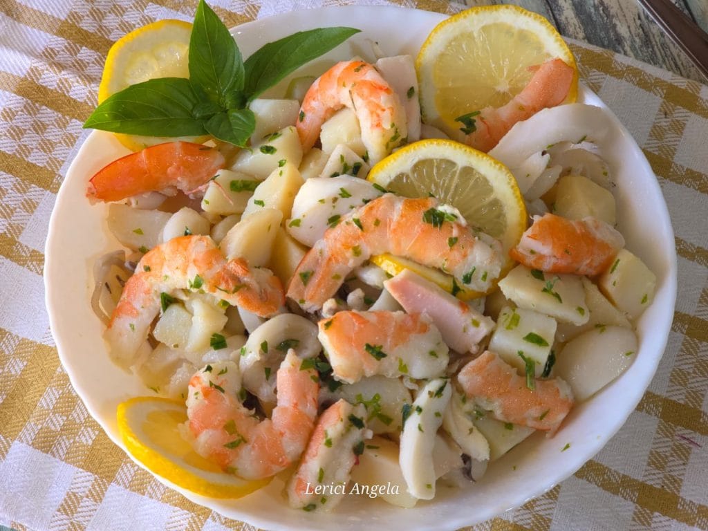 Ensalada de patatas con gambas y calamares