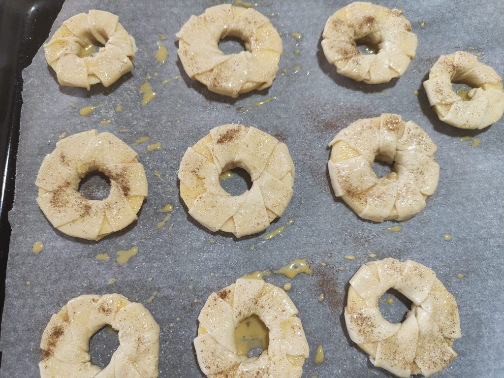 Rosquillas de manzana con hojaldre crujiente y envolvente