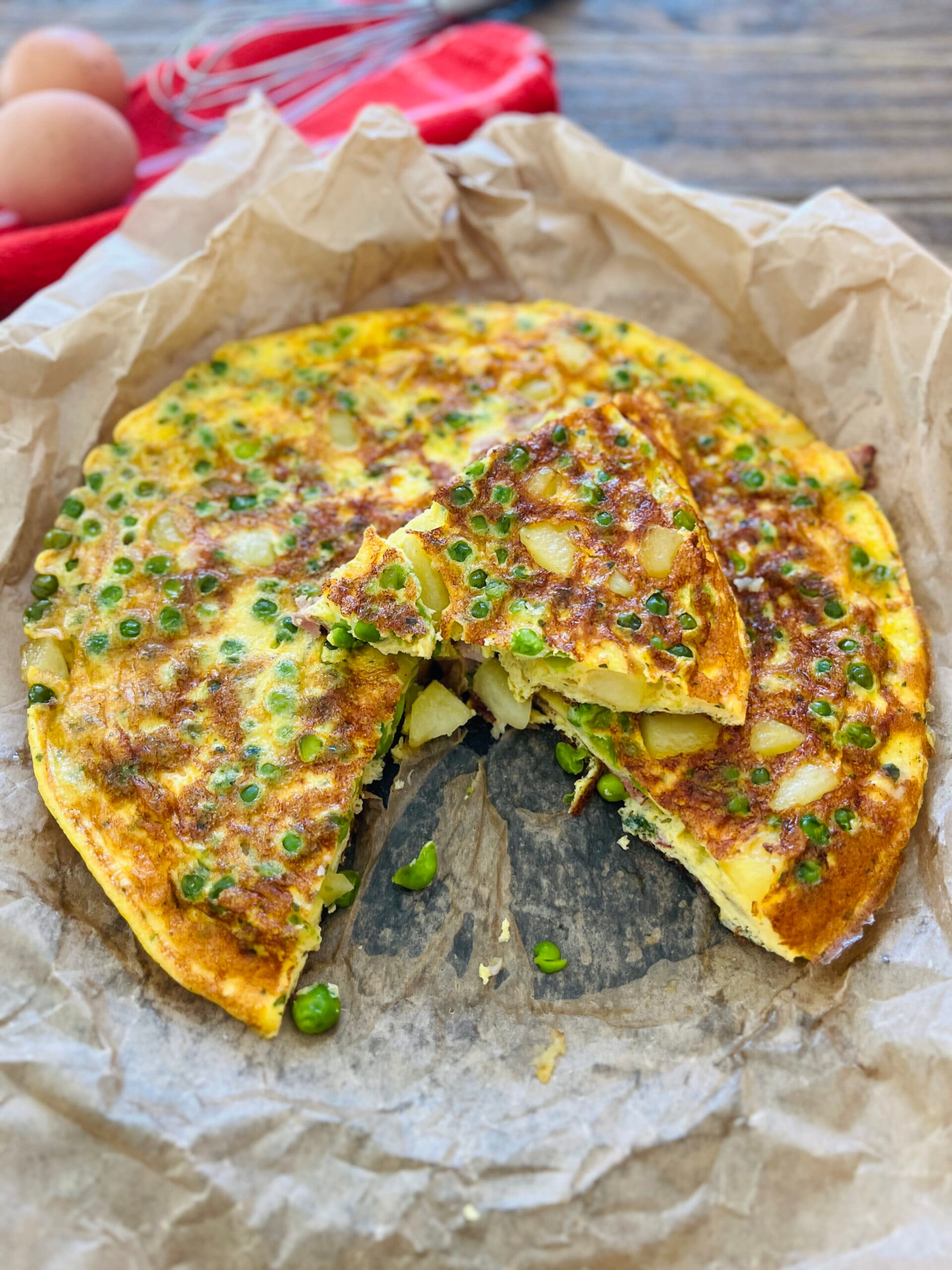 Tortilla con speck, patatas y guisantes