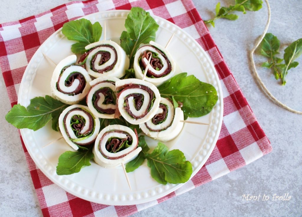 Rollitos de Mozzarella con Bresaola Rúcula y Parmesano