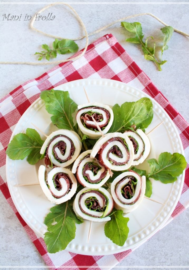 Rollitos de Mozzarella con Bresaola Rúcula y Parmesano