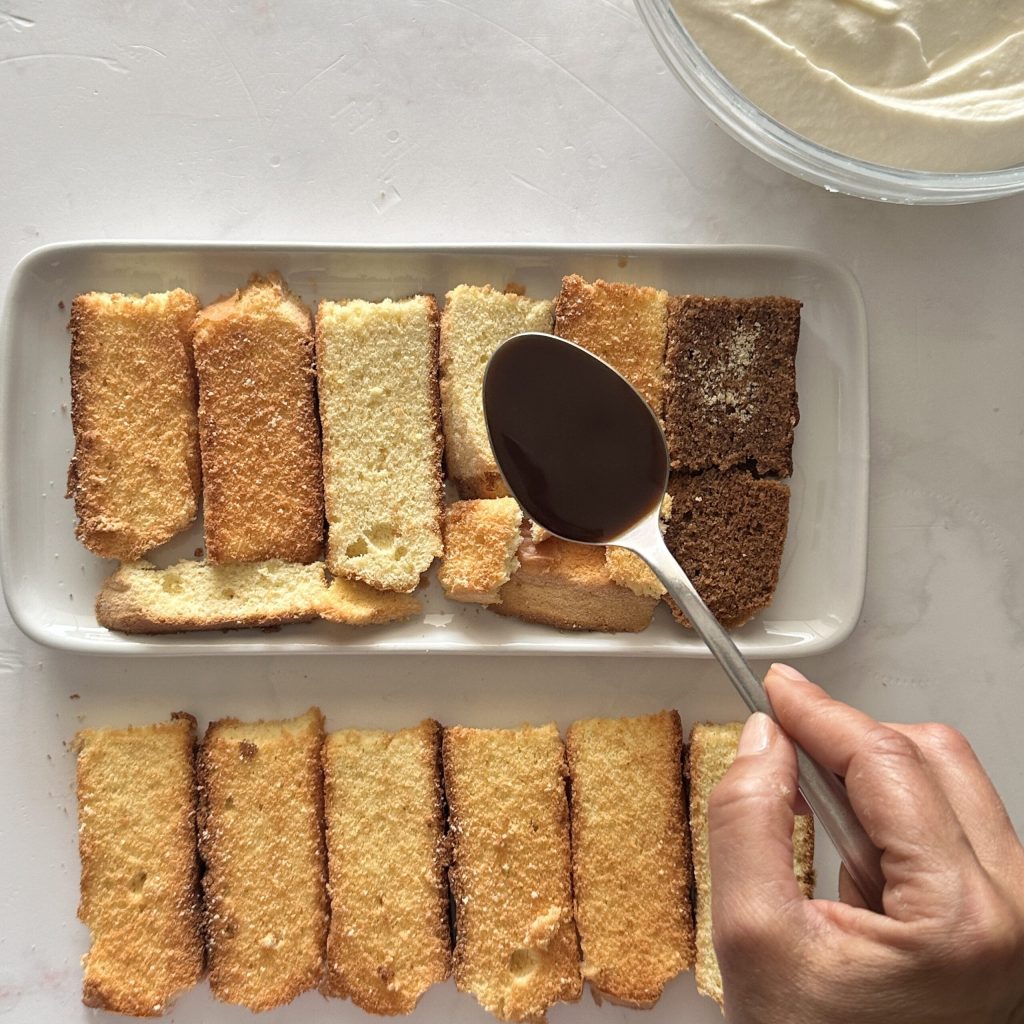 bizcochos remojados en café para hacer tiramisú sin azúcar