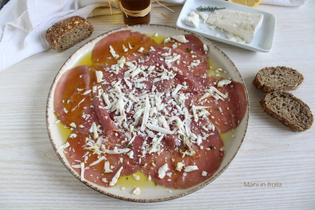 Carpaccio de ternera ahumada con virutas de queso